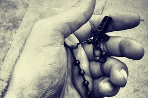 rosario-mano-pregare-20170713125145